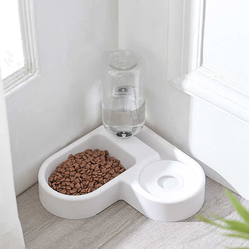 As tigelas para animais de estimação economizam espaço e reduzem a necessidade de virar as tigelas para gatos com a boca molhada.